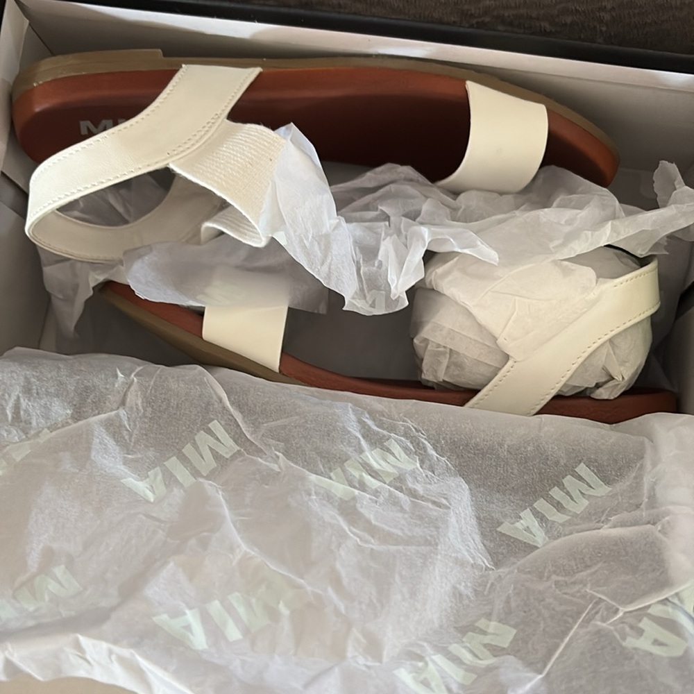 NWT MIA Sandals - Picture 6 of 7